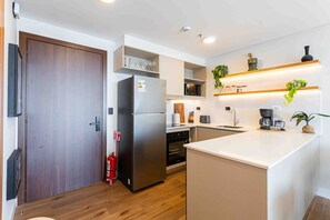 Fridge, microwave, oven, stovetop - Stylish Luxury Apartment · Fully Equipped (Asunción)