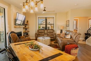 テレビ、暖炉、ステレオ