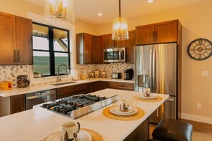 冷蔵庫、電子レンジ、オーブン、コンロ