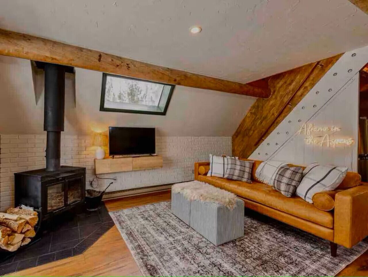 TV, fireplace