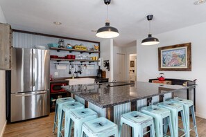 Geladeira, micro-ondas, cooktop, lava-louças