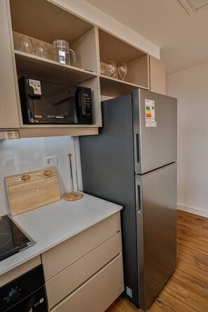 Refrigerador, microondas, horno, placa de cocina