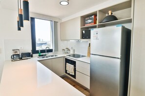 Refrigerador, microondas, horno y cafetera y tetera 