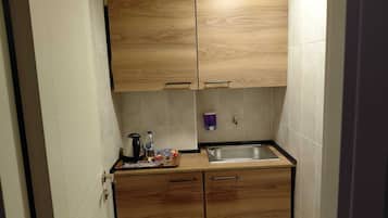 Habitación doble clásica | Baño | Regadera, secadora de cabello, toallas, jabón