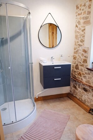 Shower, hair dryer, towels, soap - Holidayhome Confolens with Heated Pool-
Tranquille Vienne Gites in the Charente (Chirac)