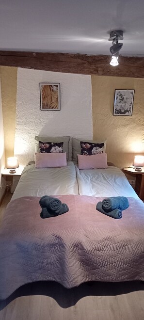 3 habitaciones, tabla de planchar con plancha y cuna de viaje