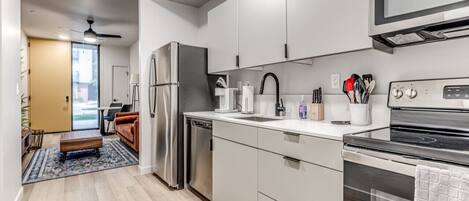 Een koelkast, een microgolfoven, een oven, een kookplaat