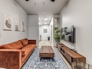 TV - New Luxe 1 Bed Midtown Apt (Oklahoma City)