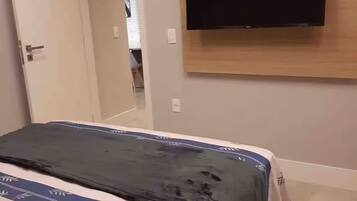 Una cassaforte in camera, una scrivania, postazione laptop