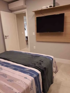 Una cassaforte in camera, una scrivania, postazione laptop