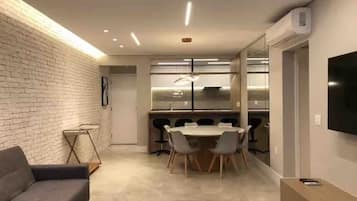 Apartamento clássico | Cofres nos quartos, escrivaninha, espaço de trabalho para notebook