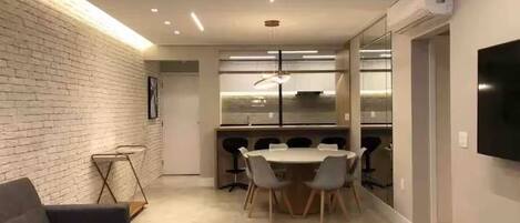 คลาสสิกอพาร์ทเมนท์ | ตู้นิรภัยในห้องพัก, โต๊ะทำงาน, พื้นที่ทำงานแบบใช้แล็ปท็อป, ผ้าม่านกันแสง