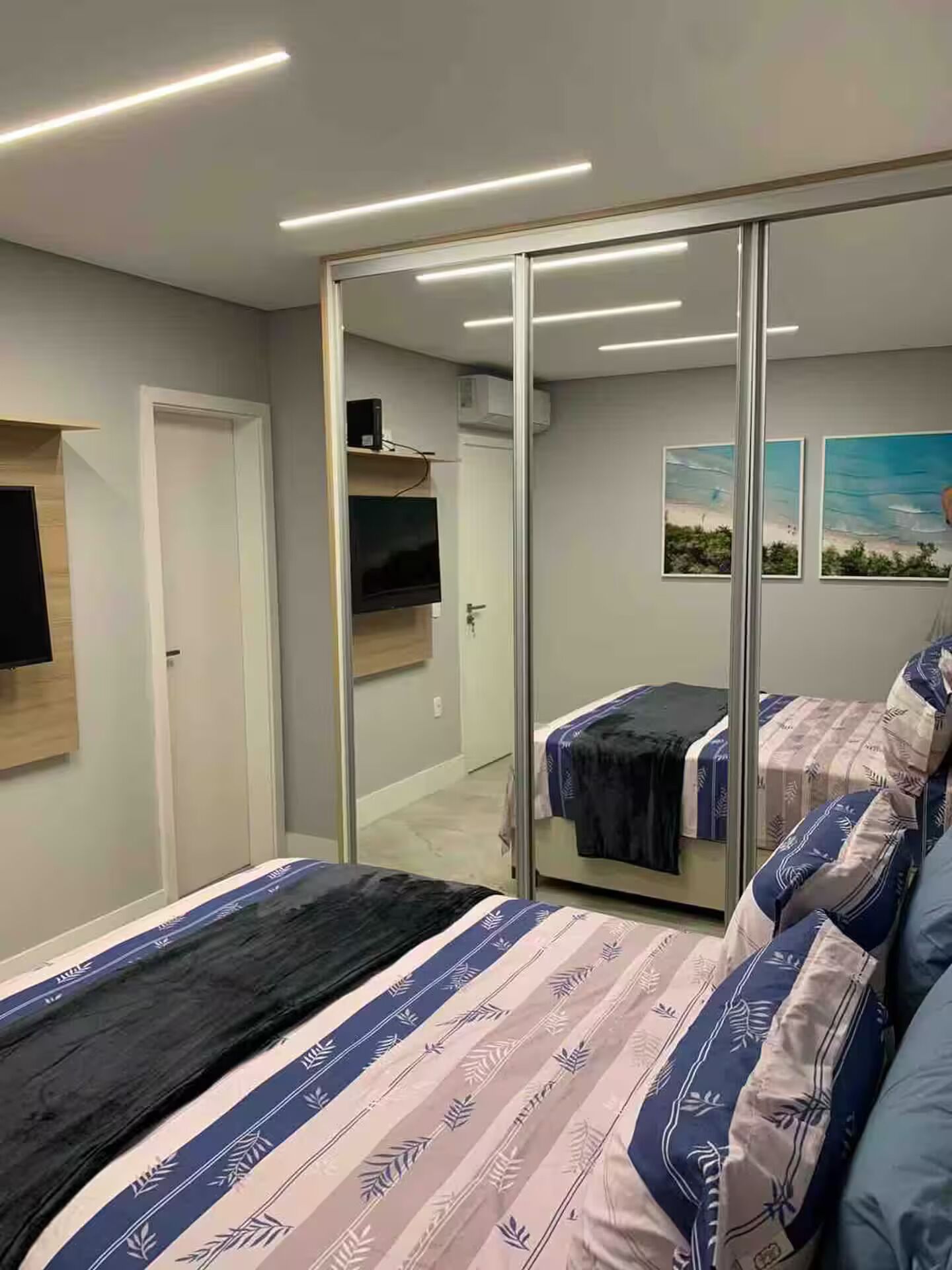 Cofres nos quartos, escrivaninha, espaço de trabalho para notebook