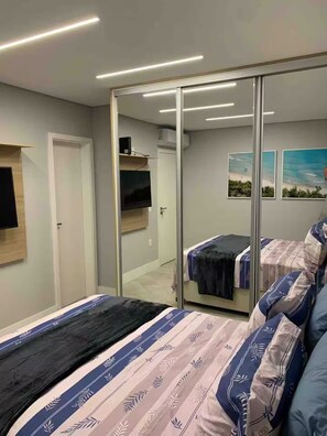 Cofres nos quartos, escrivaninha, espaço de trabalho para notebook