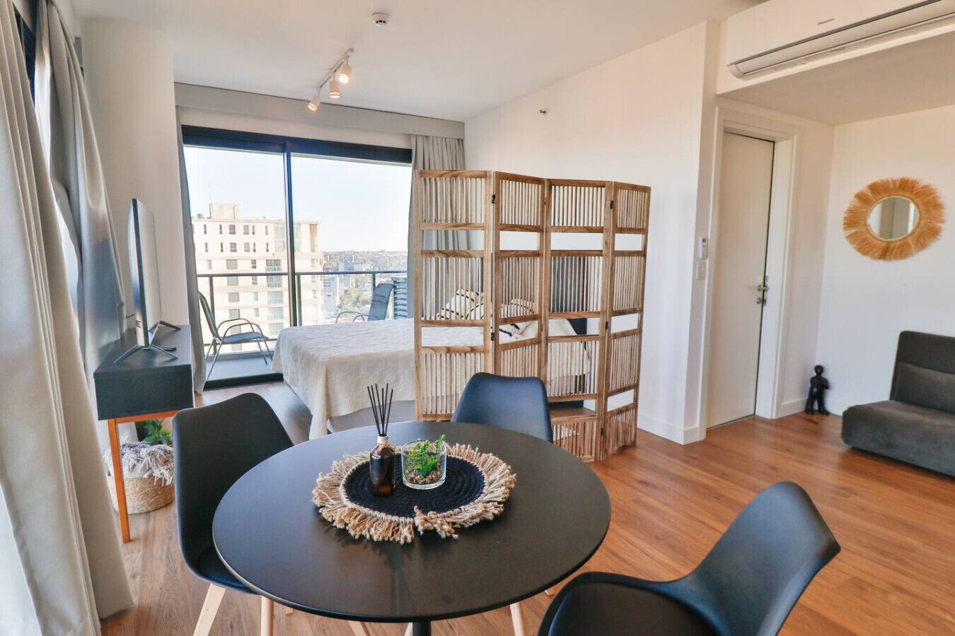 1 slaapkamer, een bureau, een strijkplank/strijkijzer, wifi