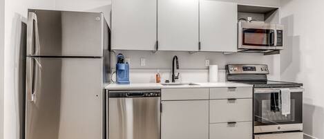 Een koelkast, een microgolfoven, een oven, een kookplaat