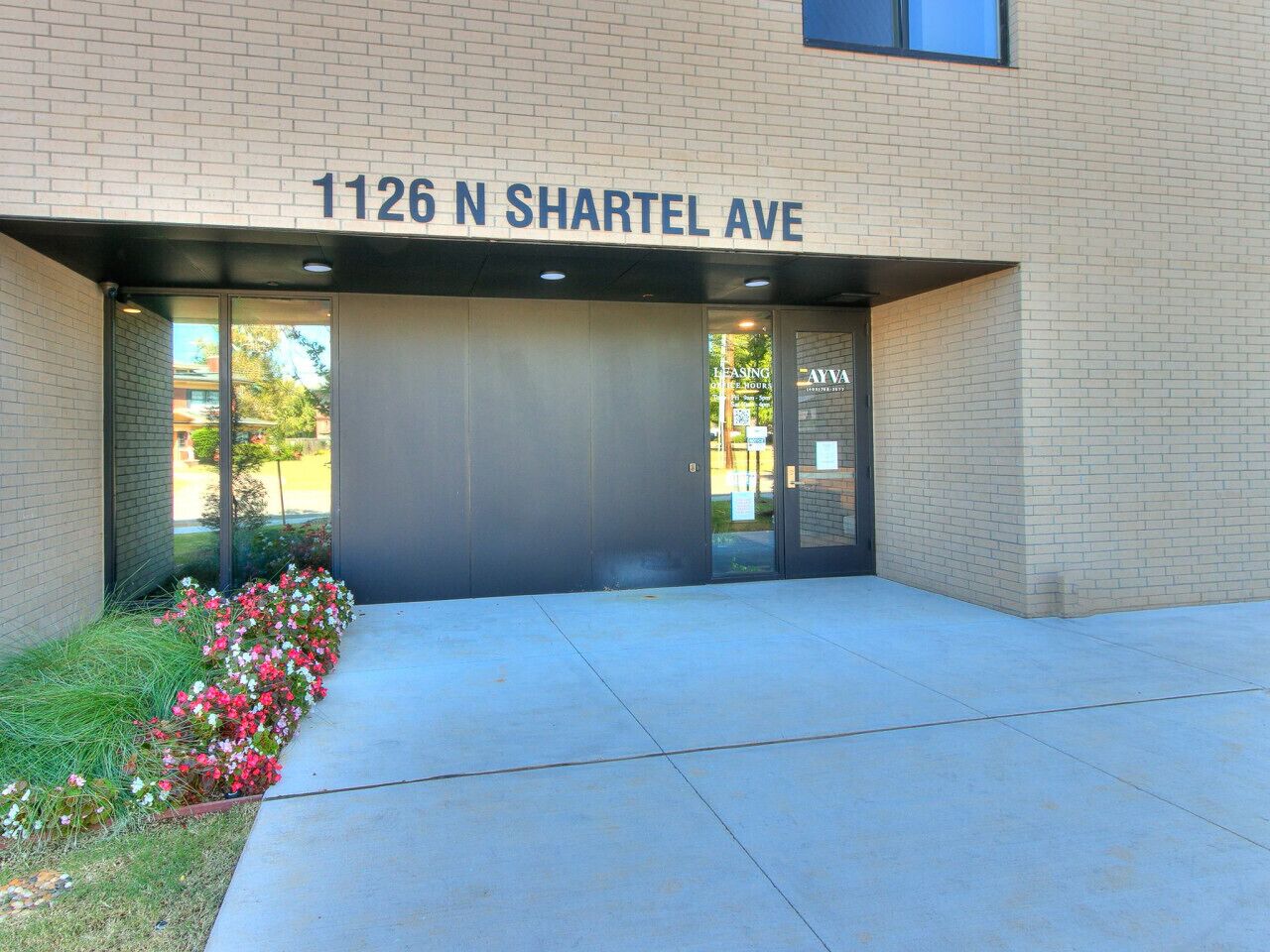 L’extérieur d’un bâtiment sur lequel on peut lire l’inscription « 1126 N SHARTEL AVE ».