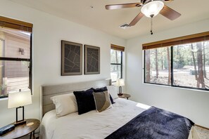 2 bedrooms, desk, iron/ironing board, travel cot - 'Our Neck of the Woods' in Torreon Golf Community (Show Low)