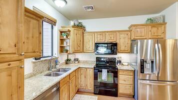 Fridge, microwave, stovetop, dishwasher