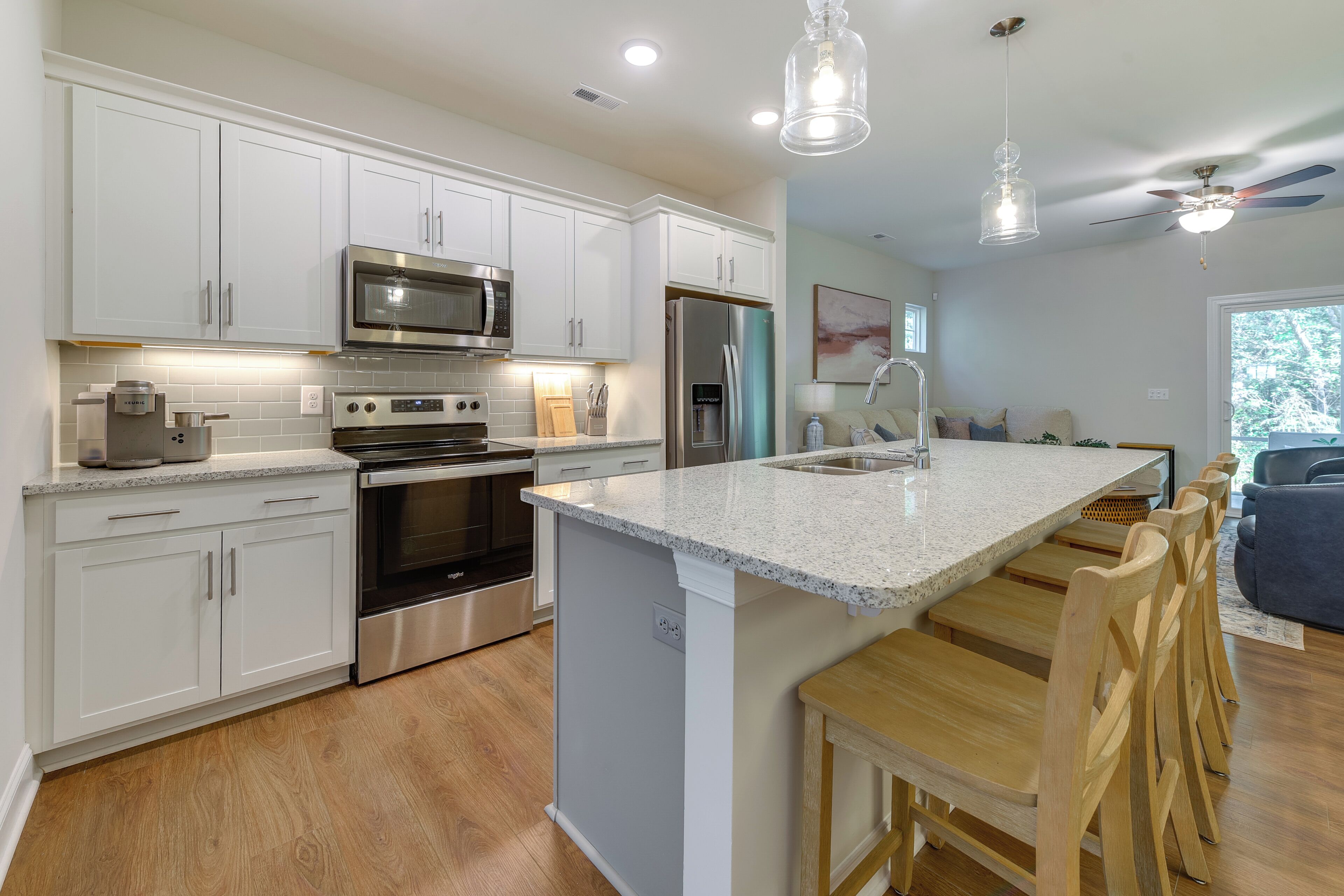 Fridge, microwave, stovetop, dishwasher