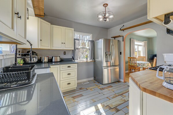 Fridge, microwave, stovetop, dishwasher