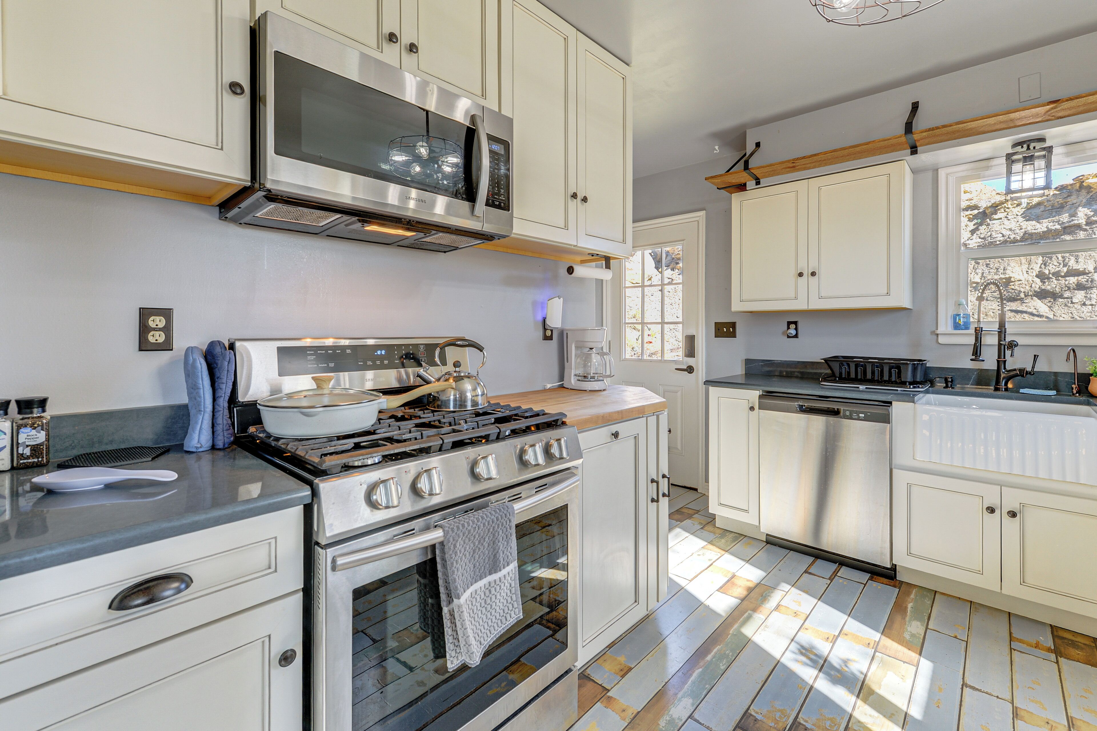 Fridge, microwave, stovetop, dishwasher