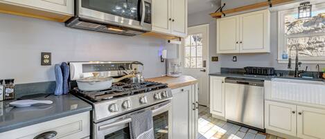 Fridge, microwave, stovetop, dishwasher