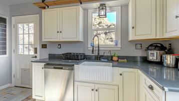 Fridge, microwave, stovetop, dishwasher