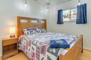 2 bedrooms, desk, Internet, bed sheets