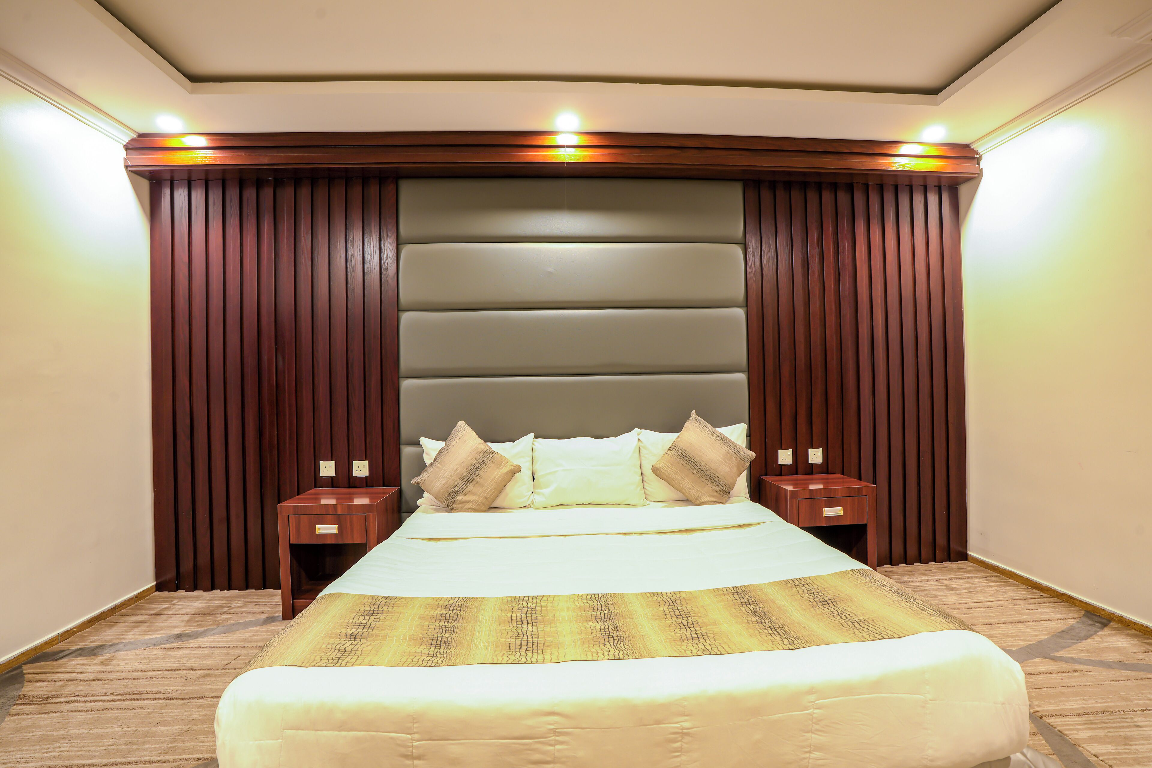 Minibar contenant certains articles gratuits, coffre-fort