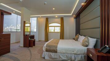 Minibarvarer (inkludert), safe på rommet og strykejern/-brett