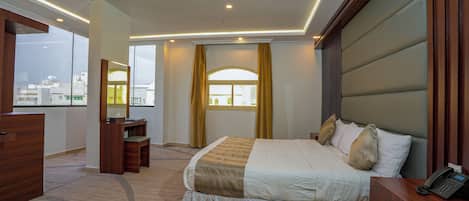 Frigobar (abastecido com alguns itens grátis), cofres nos quartos