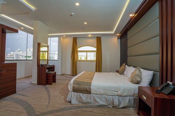 Minibar với thức ăn, đồ uống miễn phí, két bảo mật tại phòng