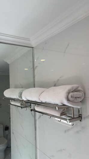 Basic Suite, 2 Bedrooms | Bathroom