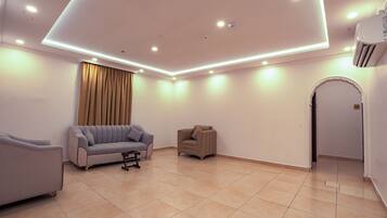 Leilighet | Minibarvarer (inkludert), safe på rommet og strykejern/-brett