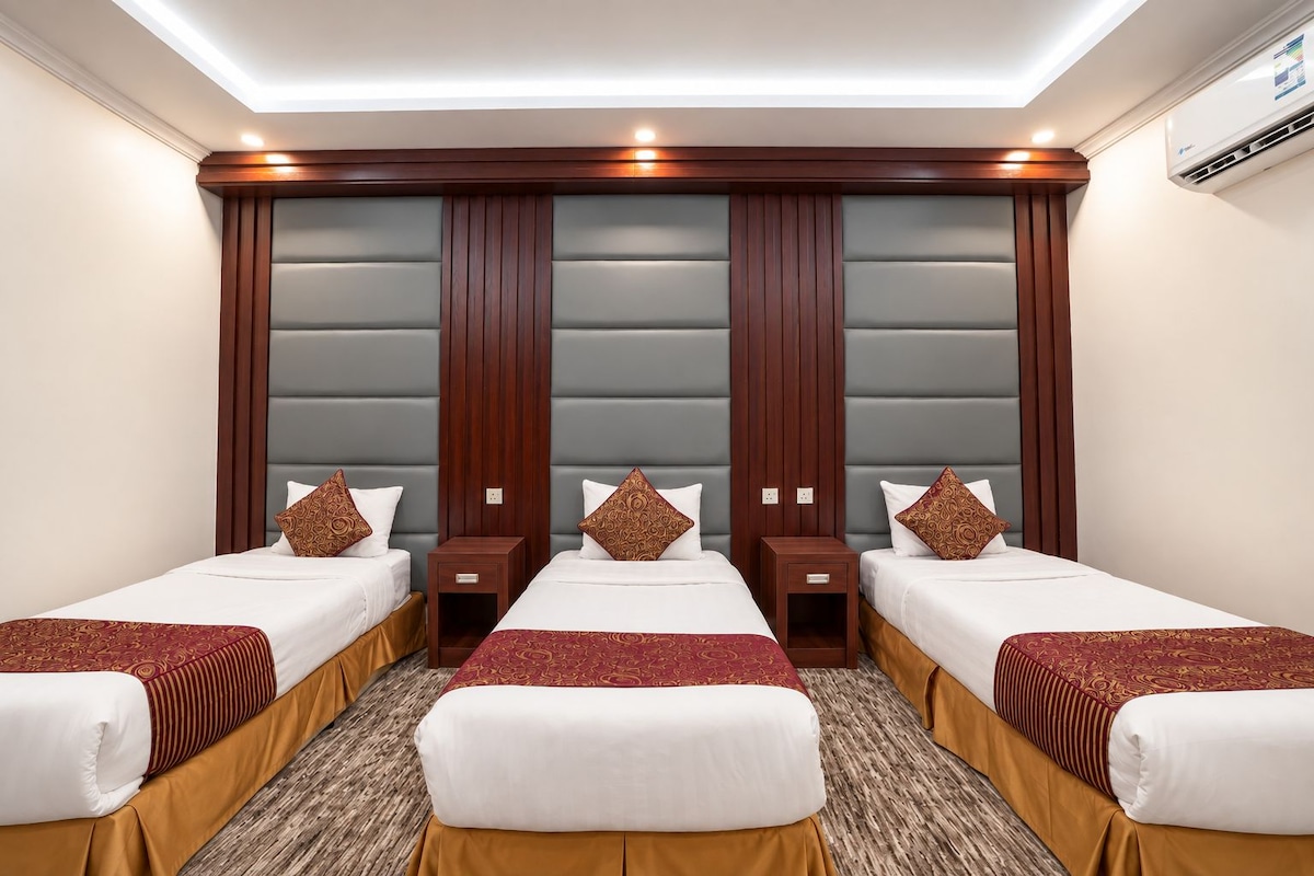 Habitación triple | Artículos del minibar gratis y caja de seguridad en la habitación
