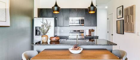 Refrigerador, microondas, placa de cocina, lavavajillas