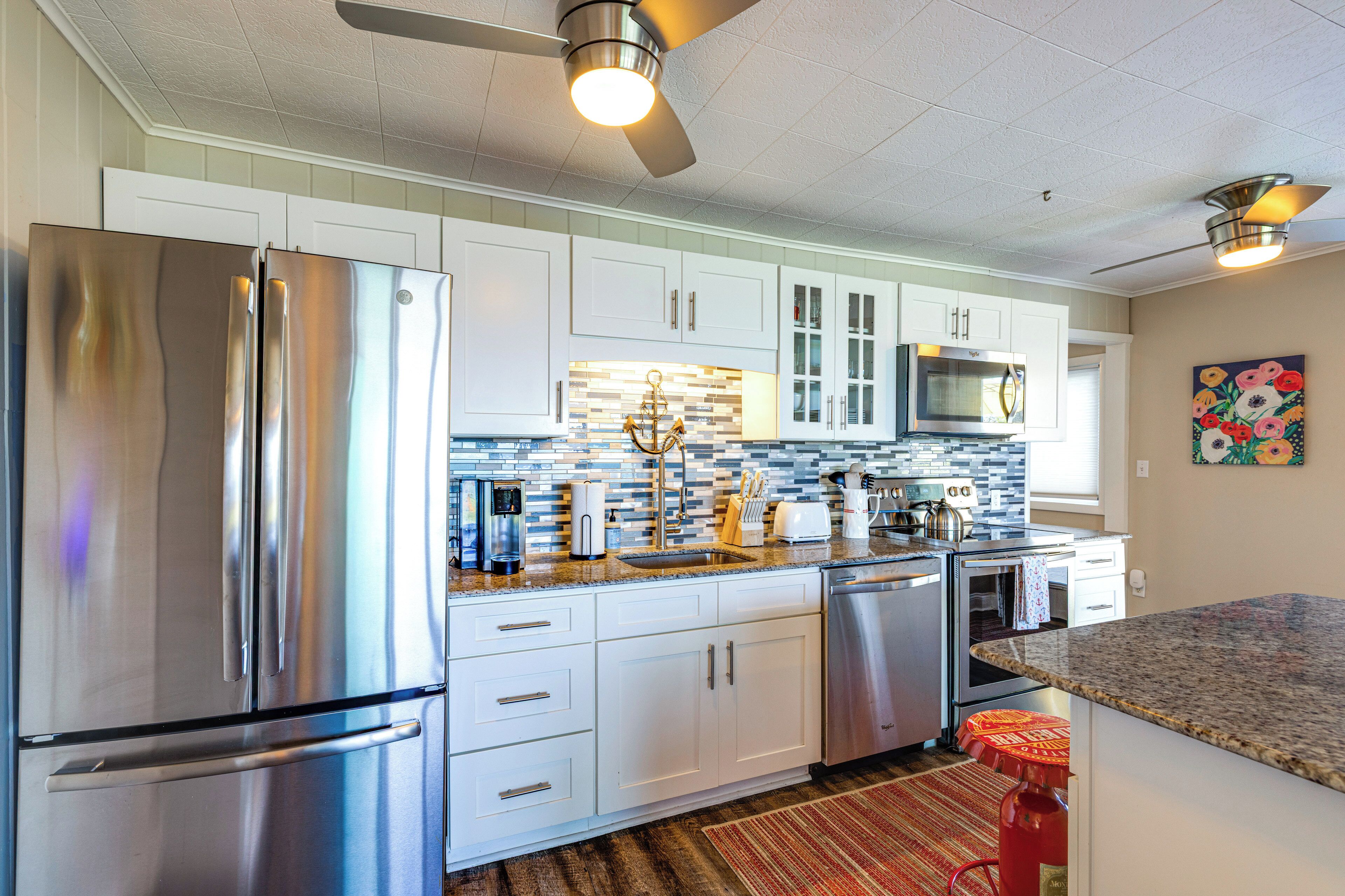 Kühlschrank, Mikrowelle, Herdplatte, Geschirrspüler