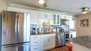 Fridge, microwave, stovetop, dishwasher