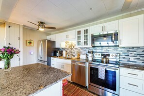 Fridge, microwave, stovetop, dishwasher