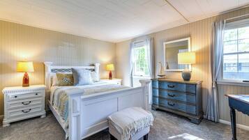 3 bedrooms, desk, iron/ironing board, internet