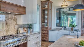 Four à micro-ondes, un four, surface de cuisson, lave-vaisselle