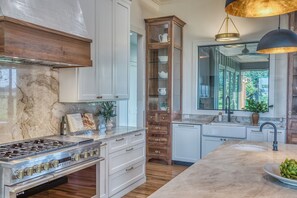 Mikrobølgeovn, ovn, kokeplater og oppvaskmaskin