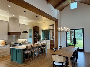 Mikrobølgeovn, ovn, kokeplater og oppvaskmaskin