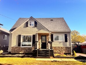 Exterior - Spacious Home with King Beds, Backyard Patio & BBQ (Windsor)