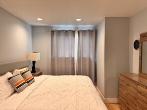 3 bedrooms, iron/ironing board, Internet, bed sheets - Spacious Home with King Beds, Backyard Patio & BBQ (Windsor)