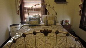 1 bedroom, WiFi, bed sheets - Peaceful bed & breakfast with AC in charming Crofton (Crofton)