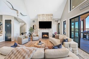 Télévision, cheminée