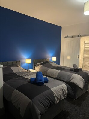 4 makuuhuonetta, työpöytä, silitysrauta/-lauta, vauvan matkasänky