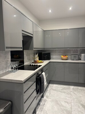 Fridge, microwave, oven, dishwasher - Modern 4 Bed Ensuite Home | Contractors | Parking (Scunthorpe)